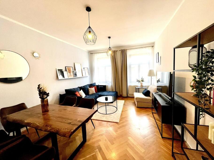 Casarina - Stilvoller Altbau In Zentraler Lage Apartment Dresden Ngoại thất bức ảnh