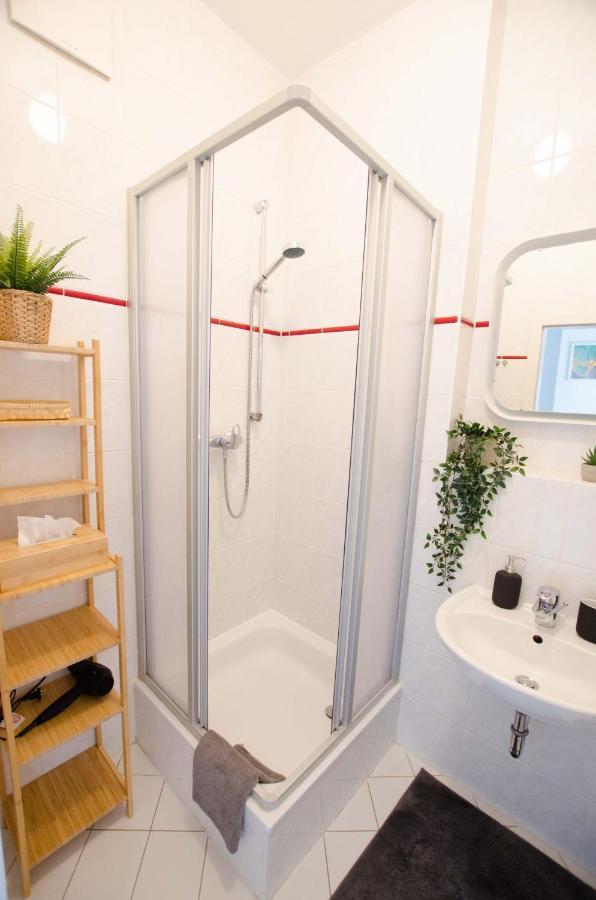 Casarina - Stilvoller Altbau In Zentraler Lage Apartment Dresden Ngoại thất bức ảnh